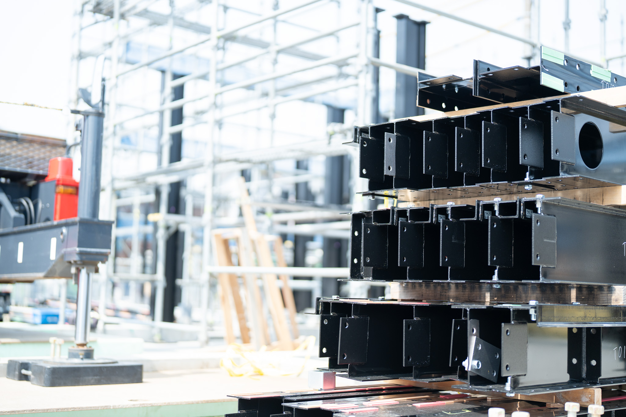 現場に積み上げられた鉄骨パーツ