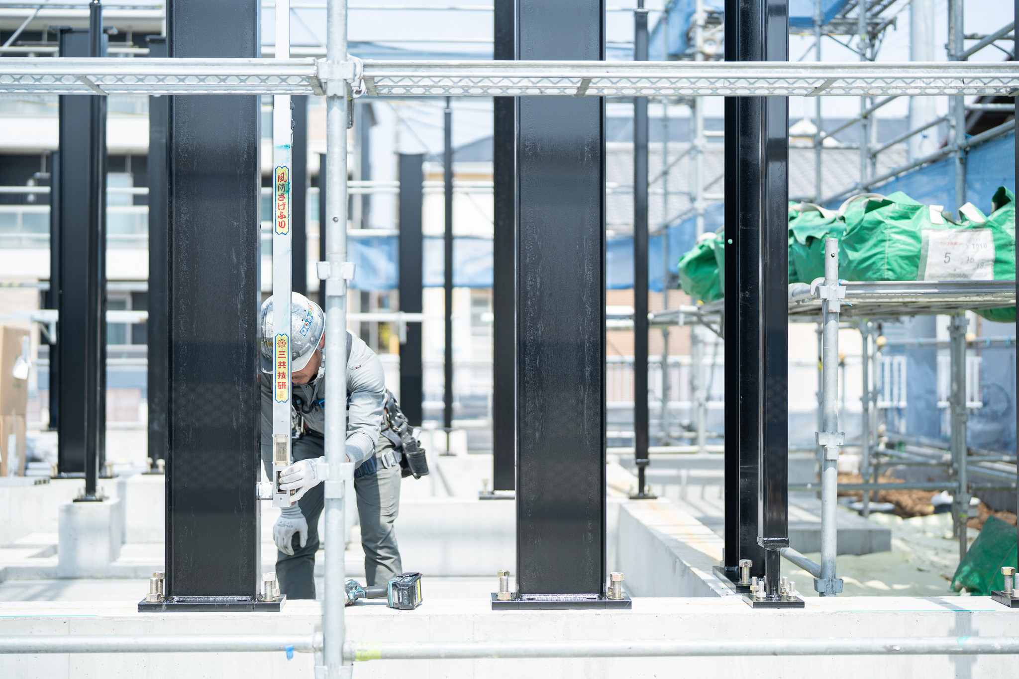 鉄骨柱を組み上げる職人の様子