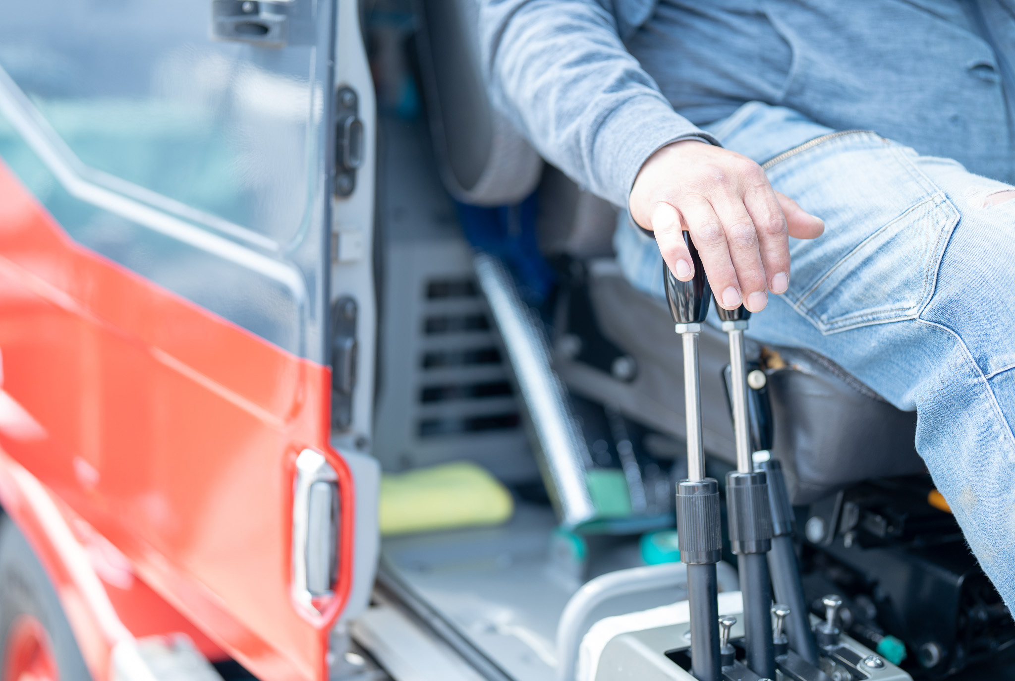 重機を操作する職人の手元の様子