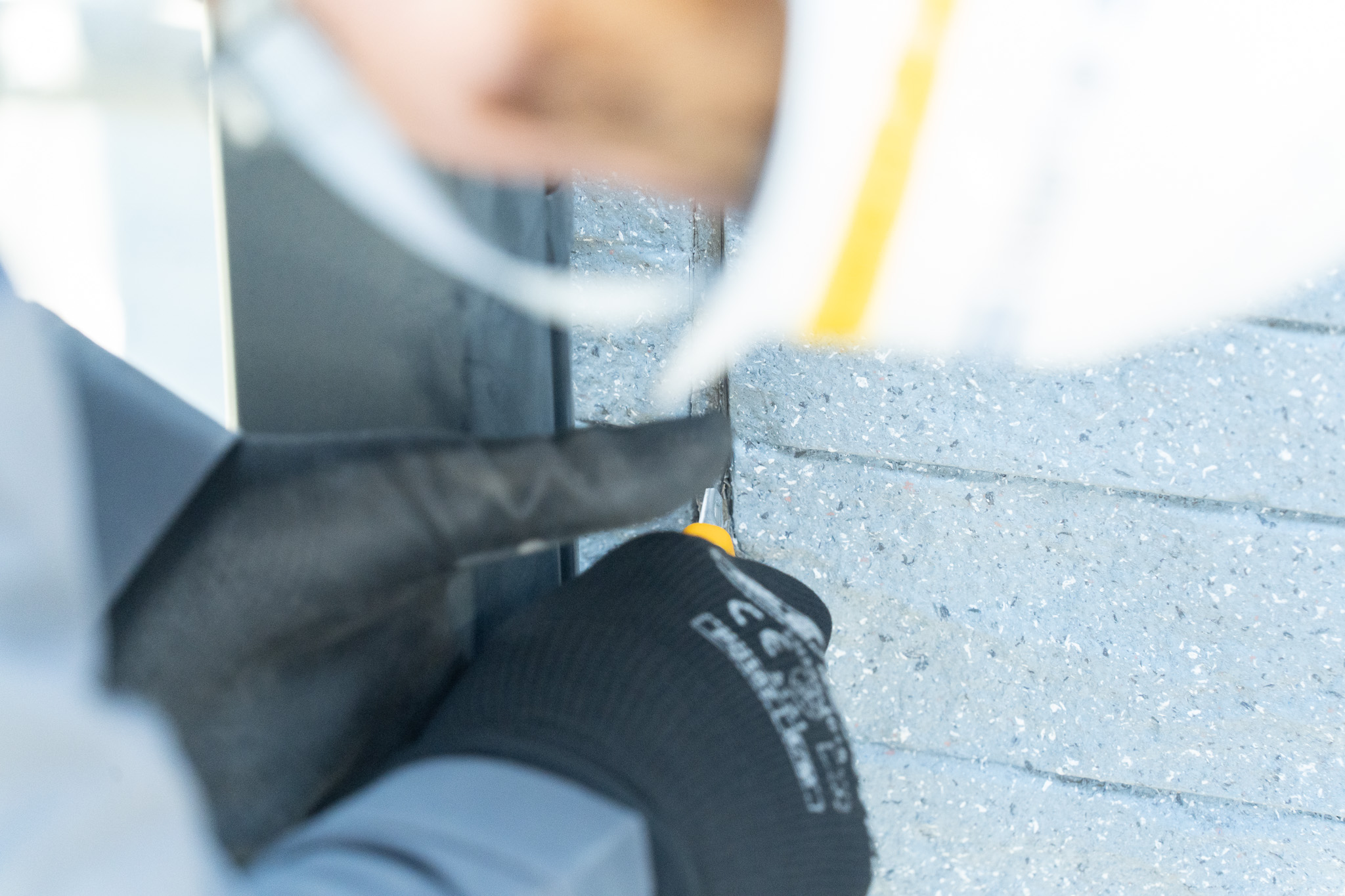 リフォーム現場で外壁の細部を仕上げる職人の手元の様子